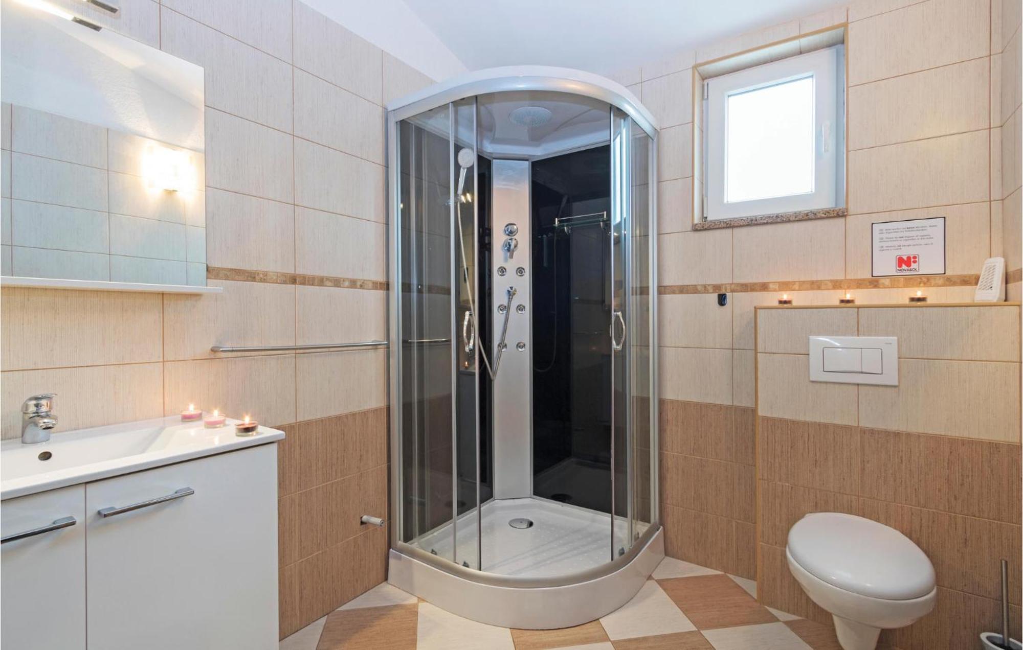4 Bedroom Beautiful In Prázdninový dům
