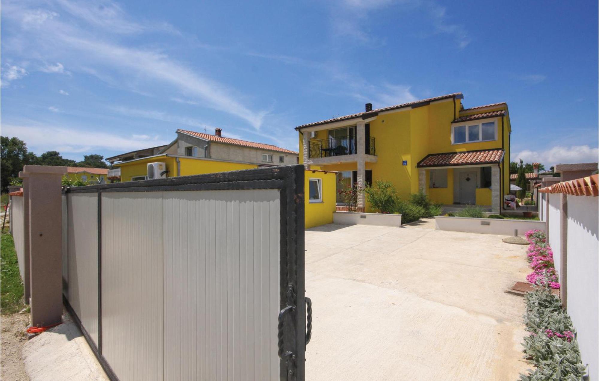 4 Bedroom Beautiful In Prázdninový dům Pula
