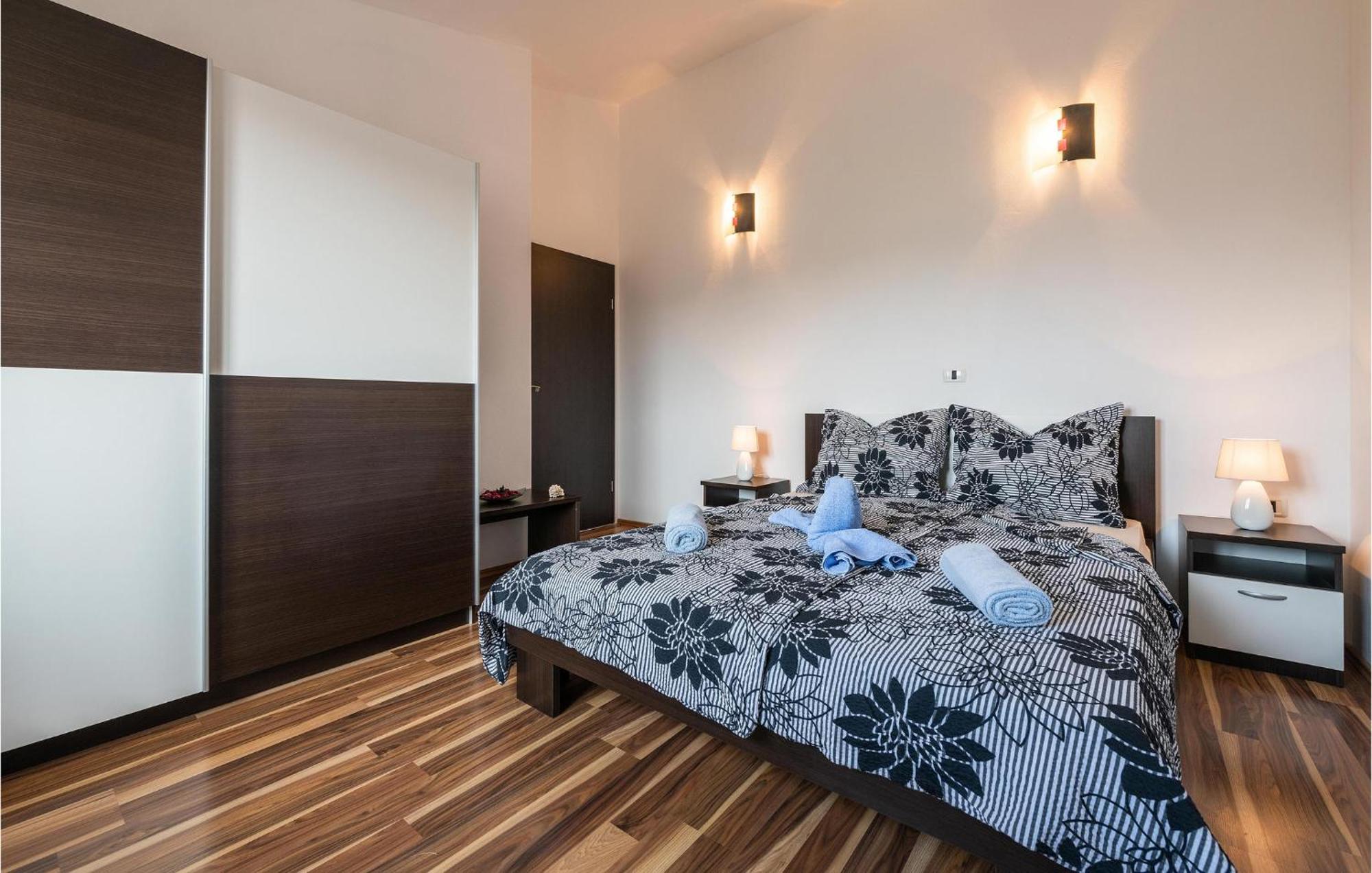 Prázdninový dům 4 Bedroom Beautiful In Pula